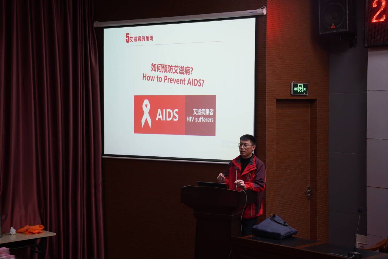 我校开展青春健康进校园活动