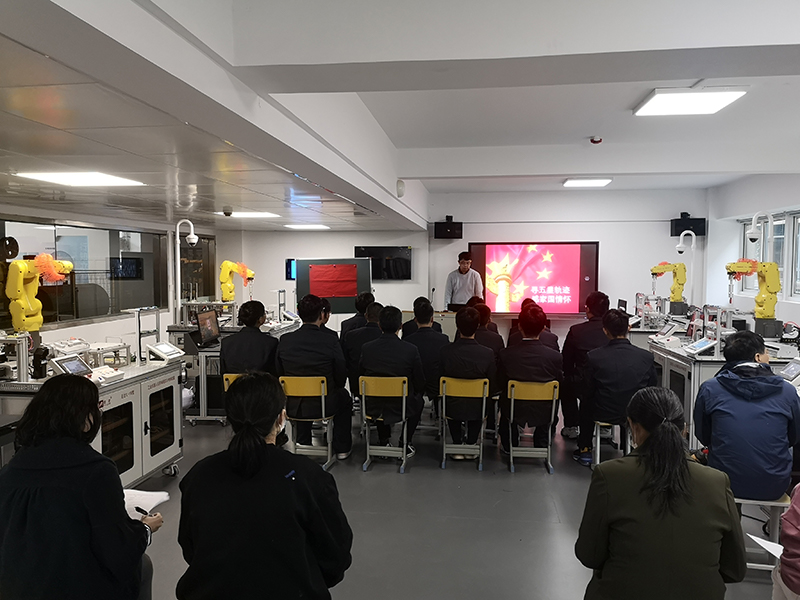 新教师公开课活动—华亦峰老师讲授《发那科工业机器人轨迹模块实训》