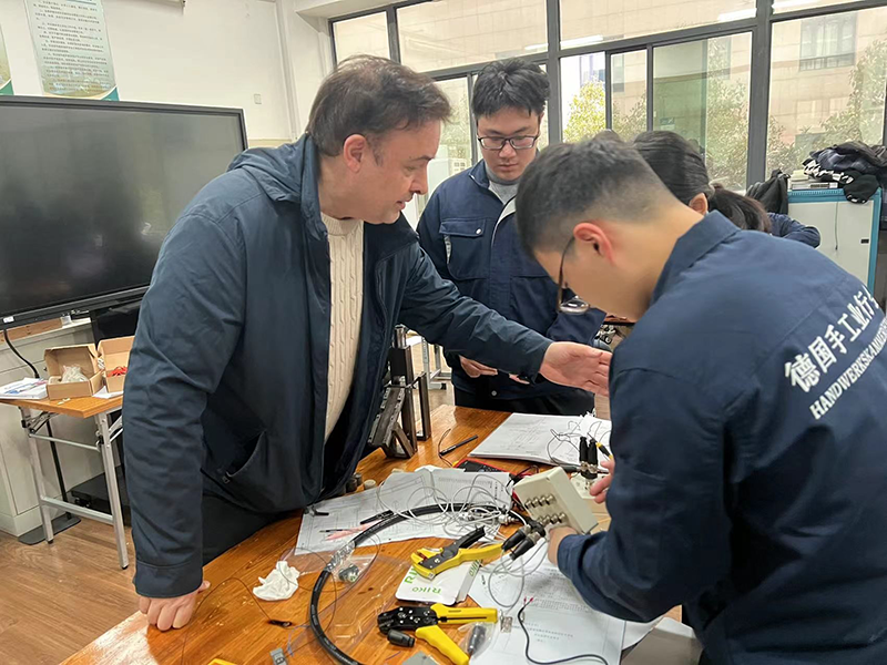 中级考工  齐心协力