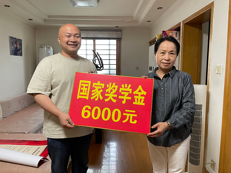 喜报送到家 真情暖人心