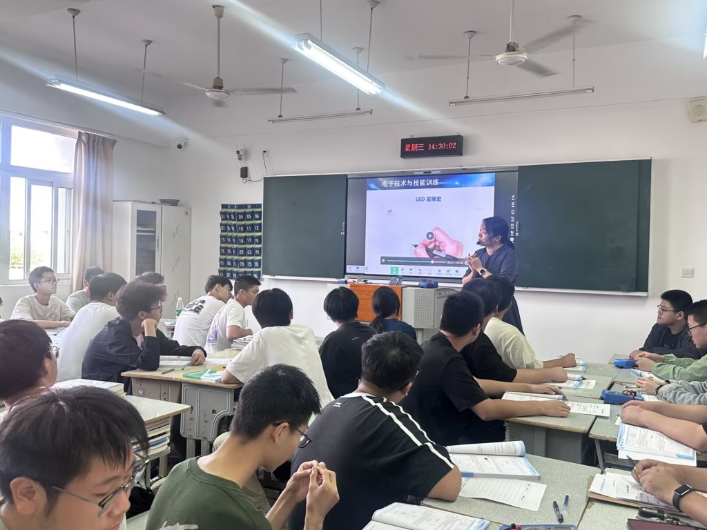 深耕技能教学，点亮电路课堂