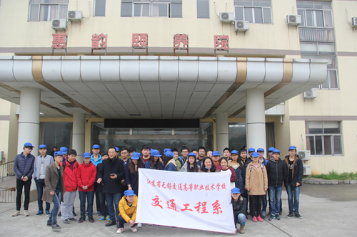 关爱老人、心系社会,积极践行雷锋精神