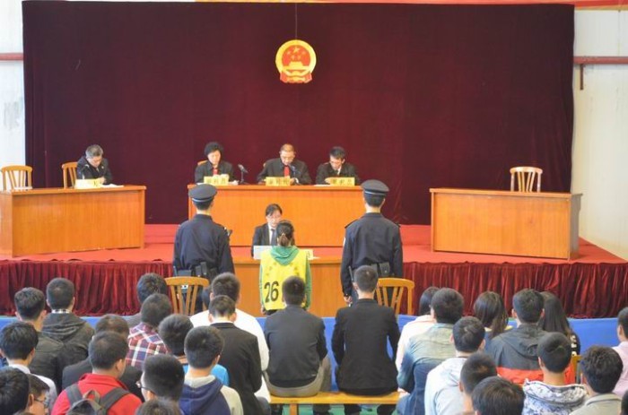 无锡市滨湖区法院在我校举行“法庭进校园”活动