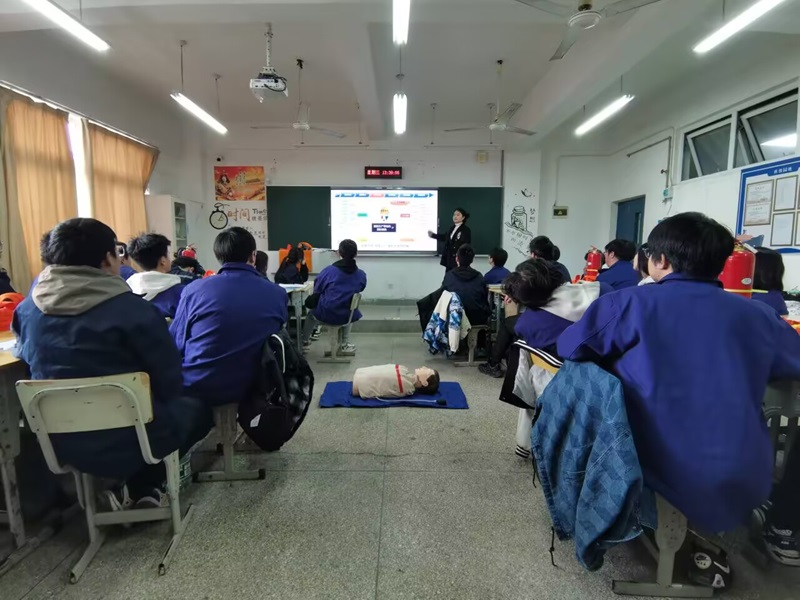 展课堂风采，促教学质量