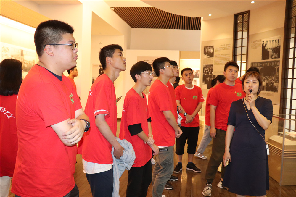 校团委组织团员赴荣毅仁纪念馆开展主题团日活动