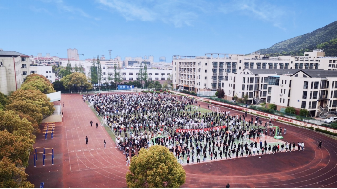 学校深入推进“两课两操一活动”,着力保障“阳光体育一小时”