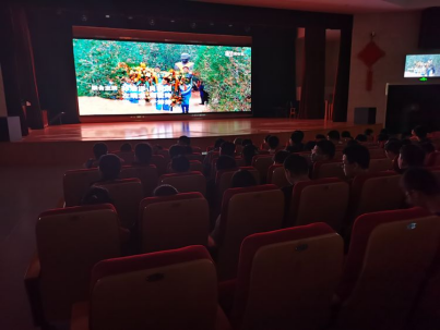 学校组织师生观看生态文明电影《郭富山》