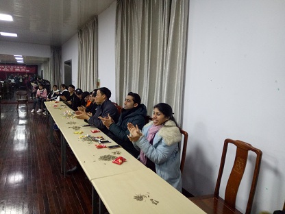 中外师生庆新年，预祝明天更美好