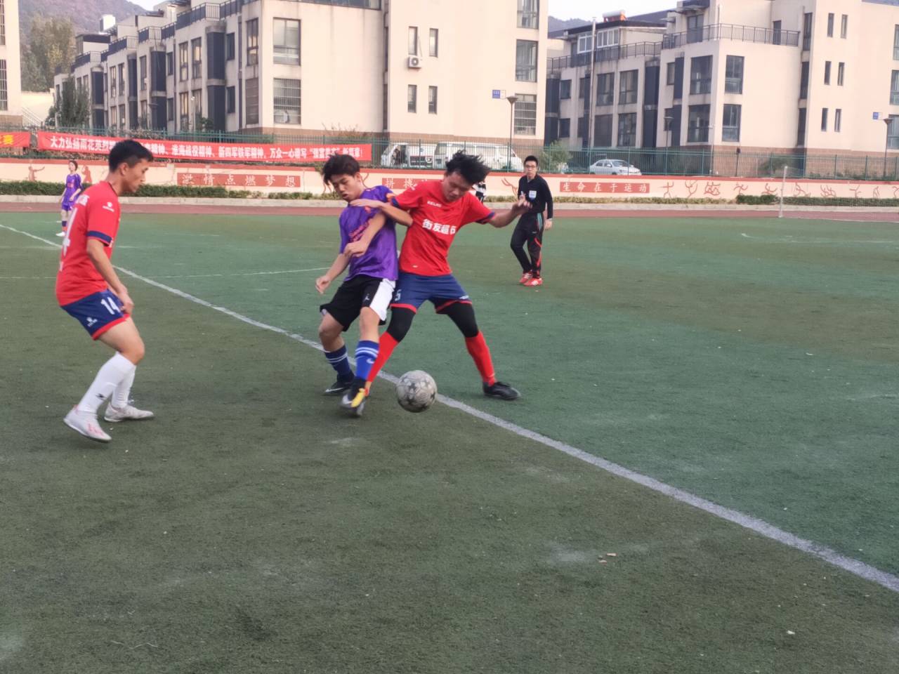 信息管理学院足球比赛半决赛取得胜利