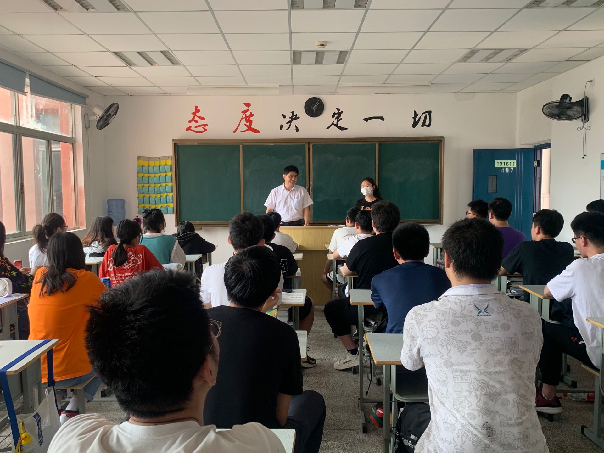 副校长邢勇深入信息管理学院191611班参加诚信教育主题班会