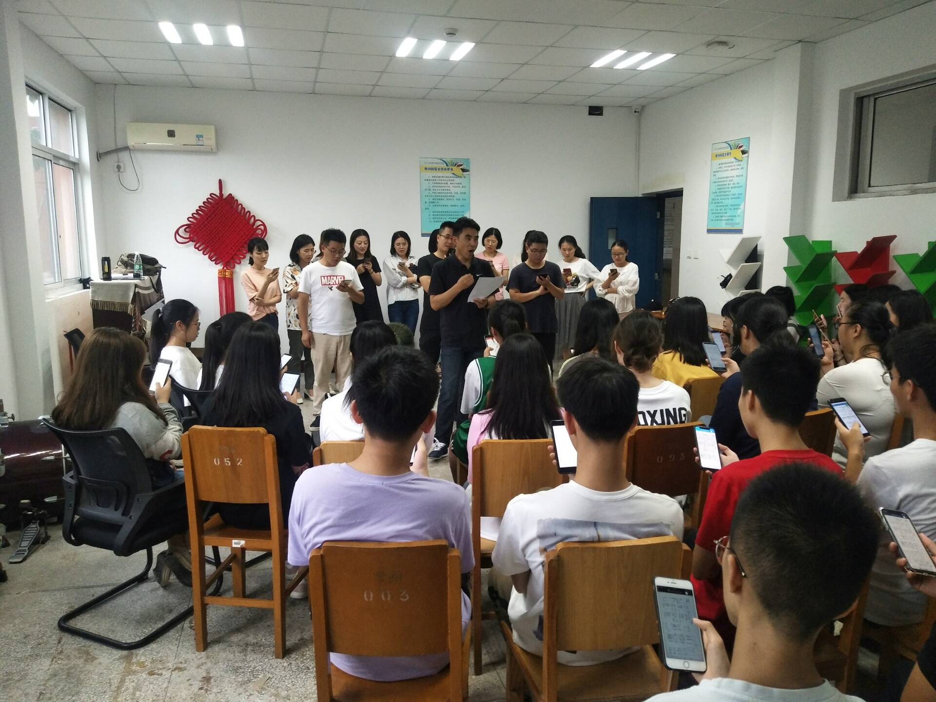 歌颂新时代，礼赞新中国        ——庆祝新中国成立70周年之大合唱排练