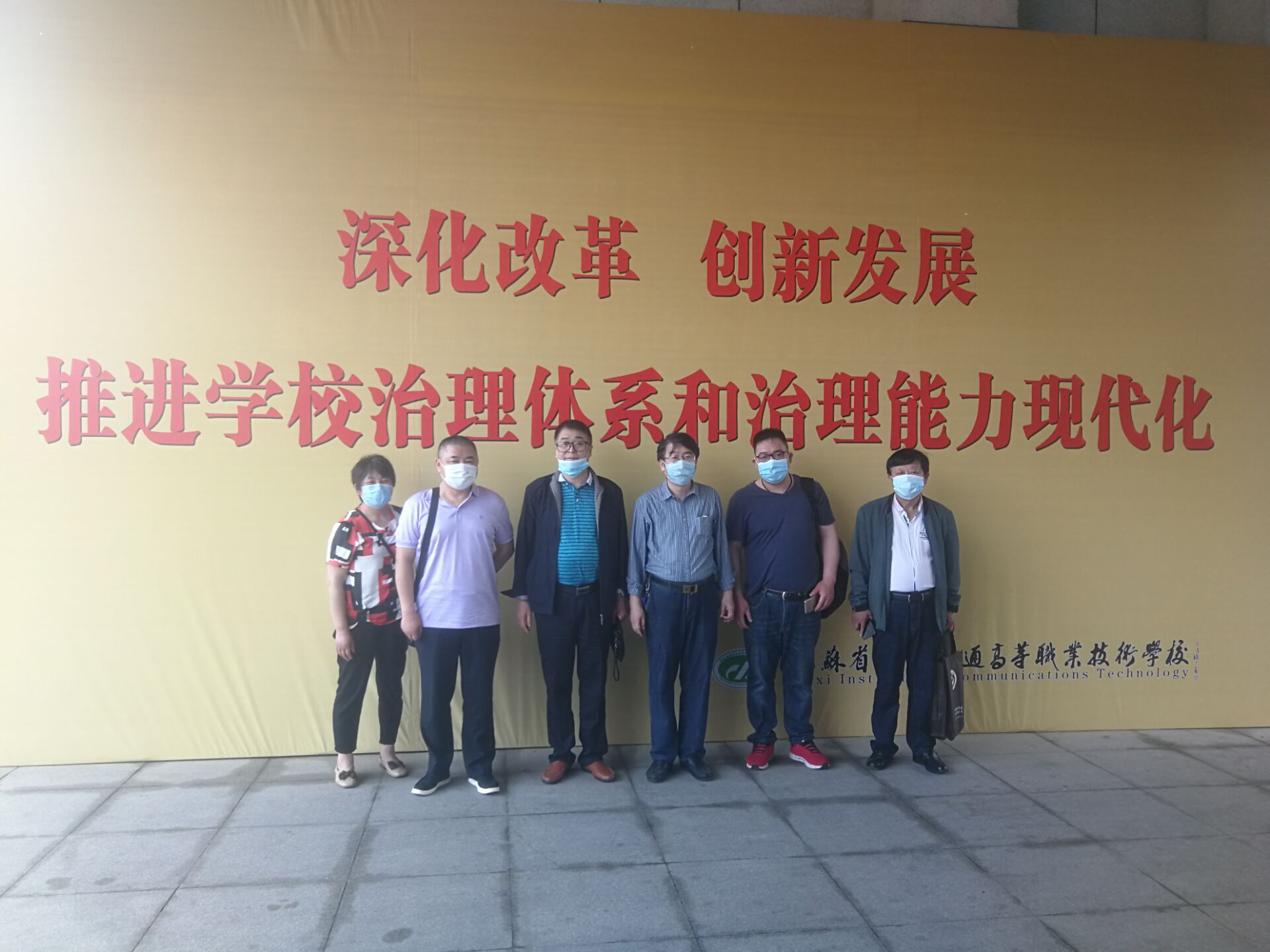 学校组织开展首批考生家长来校参观交流活动